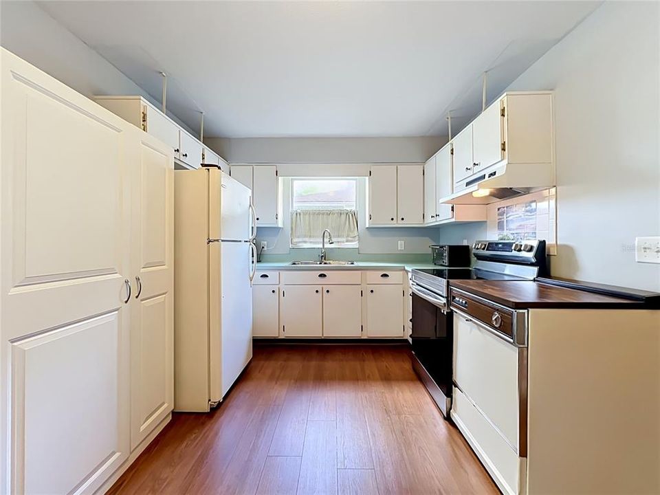 For Sale: $307,500 (3 beds, 2 baths, 1196 Square Feet)