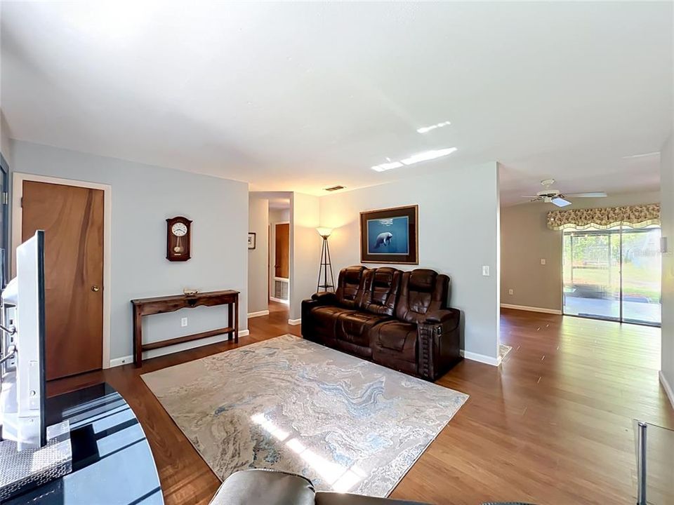 For Sale: $307,500 (3 beds, 2 baths, 1196 Square Feet)