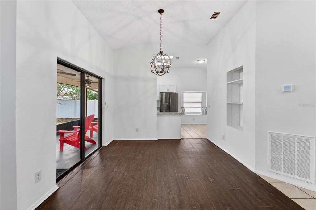 Activo con contrato: $329,900 (3 camas, 2 baños, 1306 Pies cuadrados)