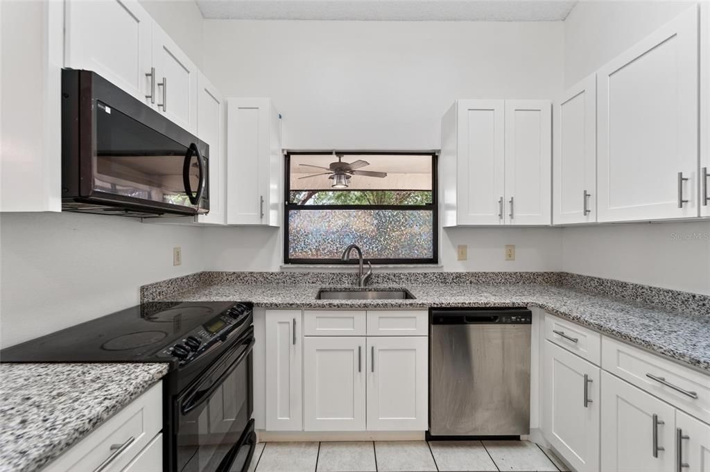 Activo con contrato: $329,900 (3 camas, 2 baños, 1306 Pies cuadrados)