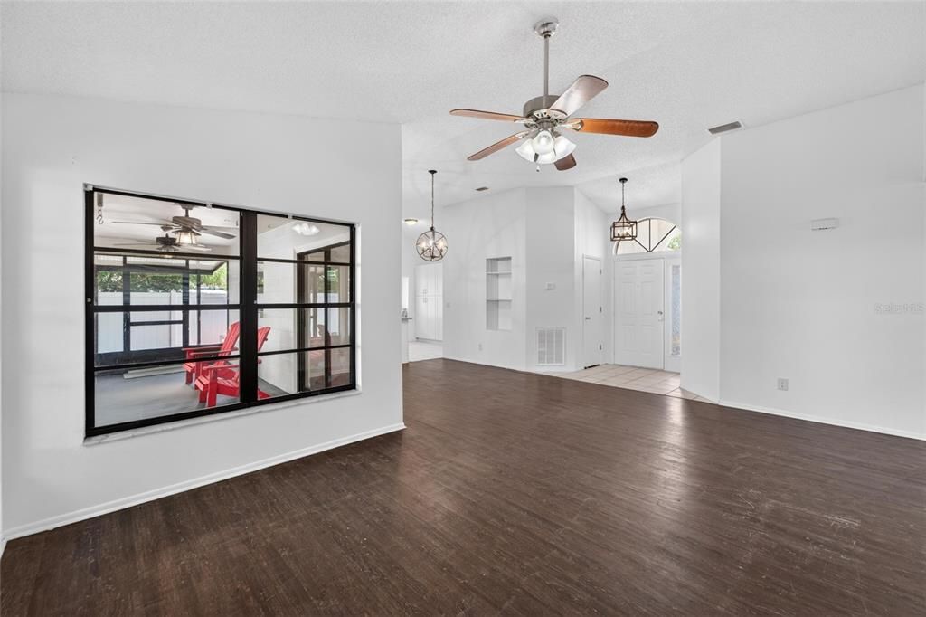 Activo con contrato: $329,900 (3 camas, 2 baños, 1306 Pies cuadrados)