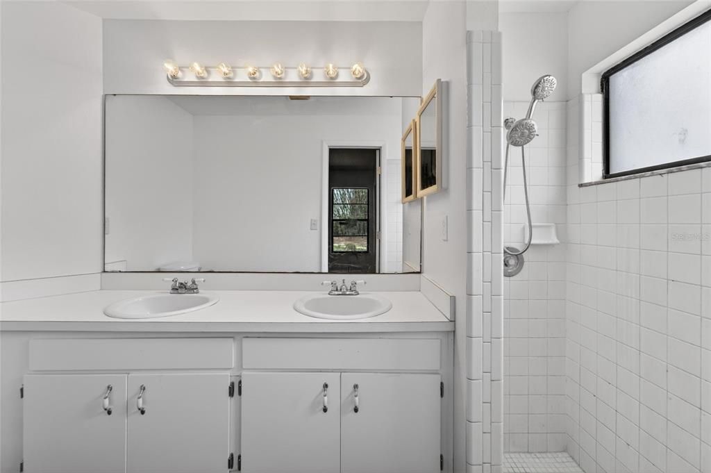 Activo con contrato: $329,900 (3 camas, 2 baños, 1306 Pies cuadrados)