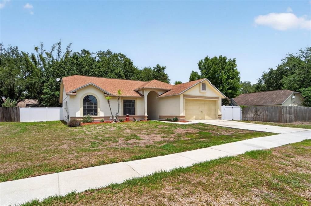 Activo con contrato: $329,900 (3 camas, 2 baños, 1306 Pies cuadrados)