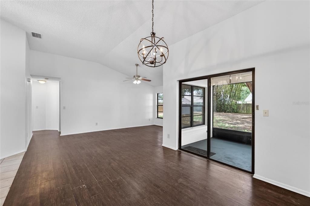 Activo con contrato: $329,900 (3 camas, 2 baños, 1306 Pies cuadrados)