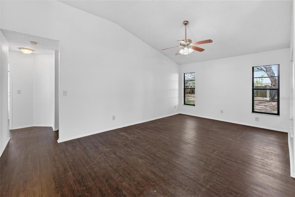 Activo con contrato: $329,900 (3 camas, 2 baños, 1306 Pies cuadrados)