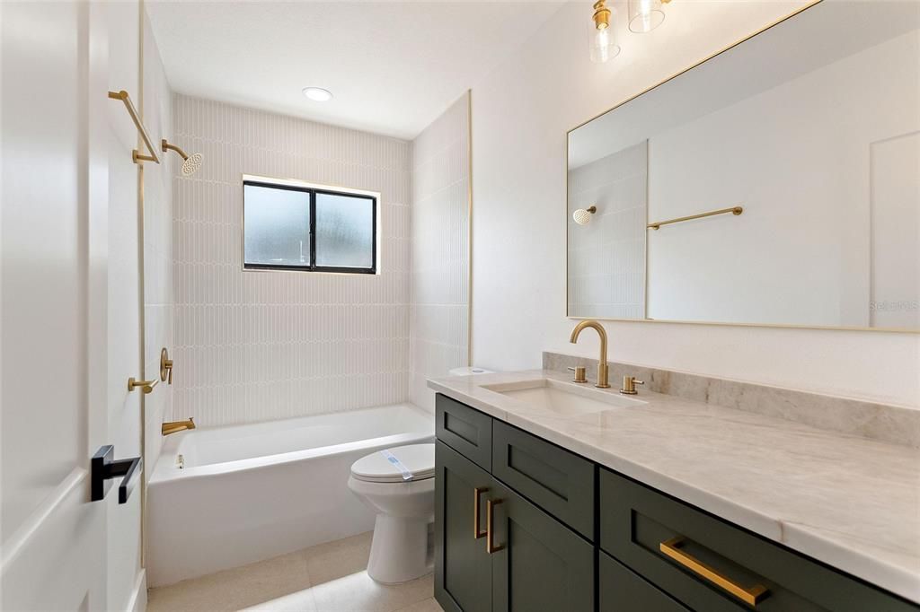 Activo con contrato: $449,000 (3 camas, 2 baños, 1433 Pies cuadrados)