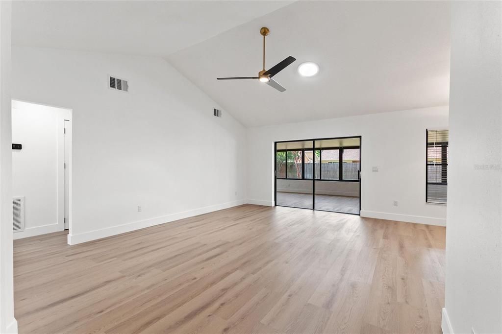 Activo con contrato: $449,000 (3 camas, 2 baños, 1433 Pies cuadrados)