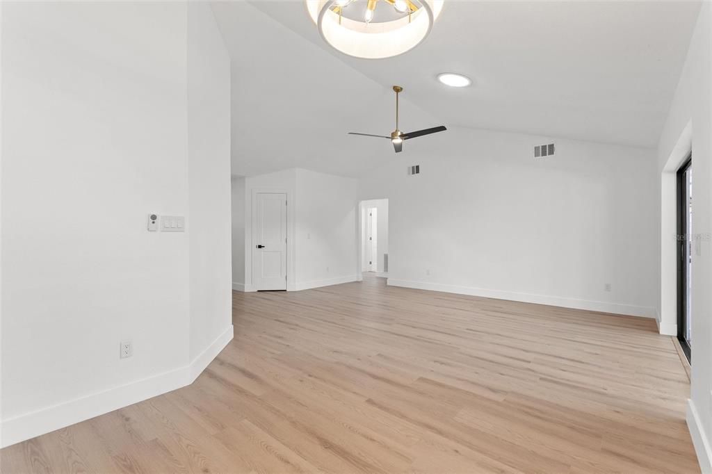 Activo con contrato: $449,000 (3 camas, 2 baños, 1433 Pies cuadrados)