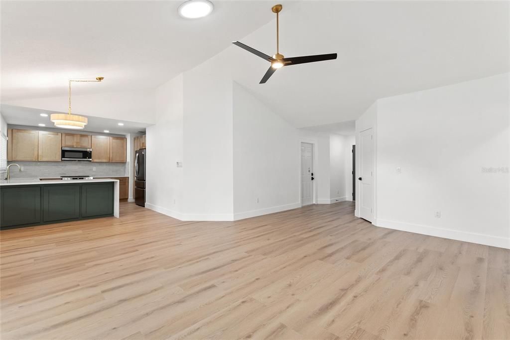 Activo con contrato: $449,000 (3 camas, 2 baños, 1433 Pies cuadrados)