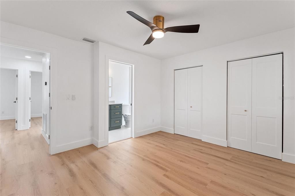 Activo con contrato: $449,000 (3 camas, 2 baños, 1433 Pies cuadrados)