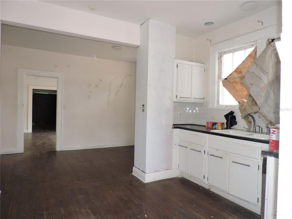 Activo con contrato: $139,000 (3 camas, 2 baños, 1866 Pies cuadrados)