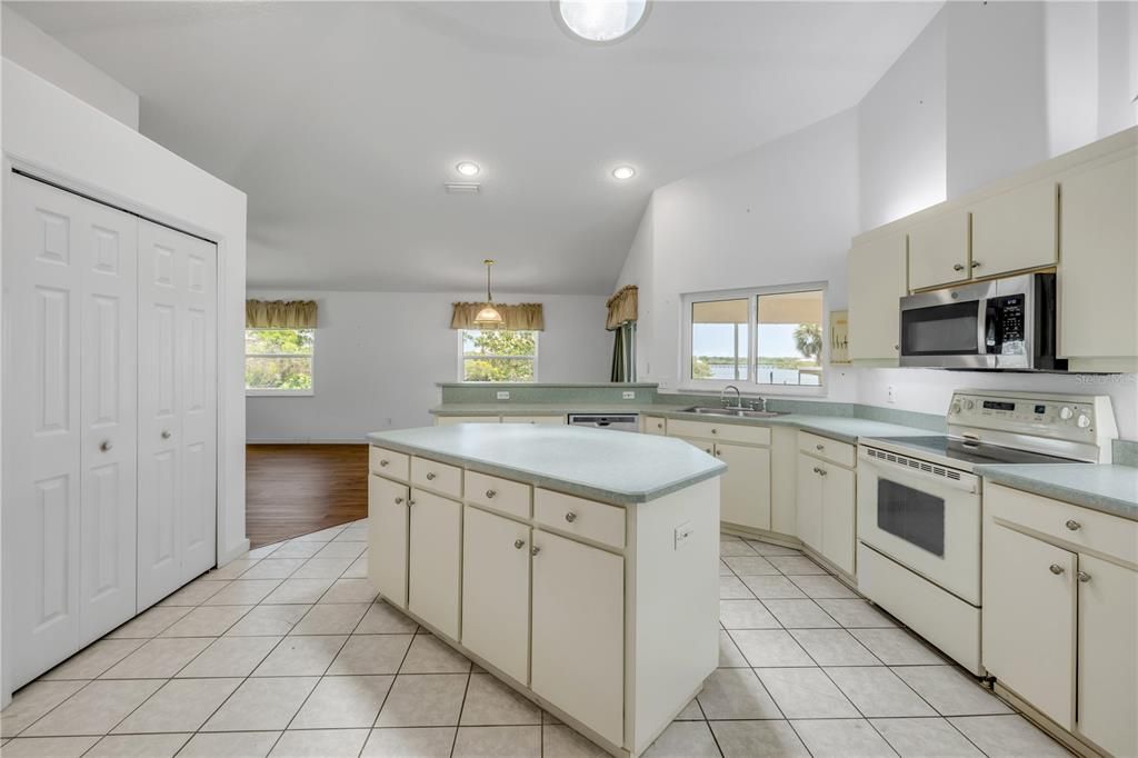 For Sale: $975,000 (3 beds, 2 baths, 2259 Square Feet)
