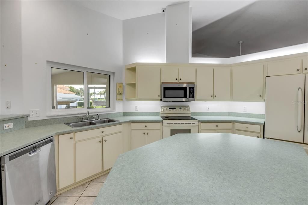 For Sale: $975,000 (3 beds, 2 baths, 2259 Square Feet)