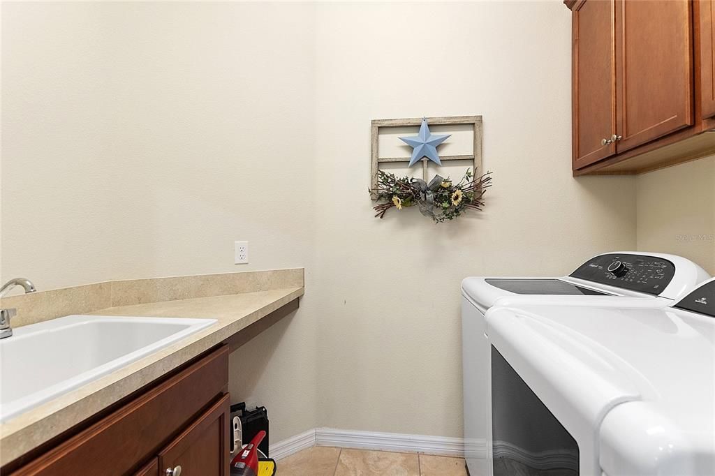 Activo con contrato: $399,900 (3 camas, 2 baños, 2024 Pies cuadrados)