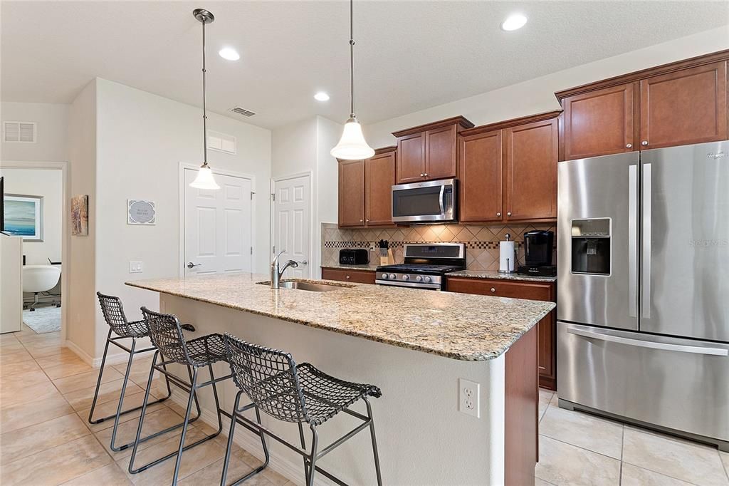 Activo con contrato: $399,900 (3 camas, 2 baños, 2024 Pies cuadrados)