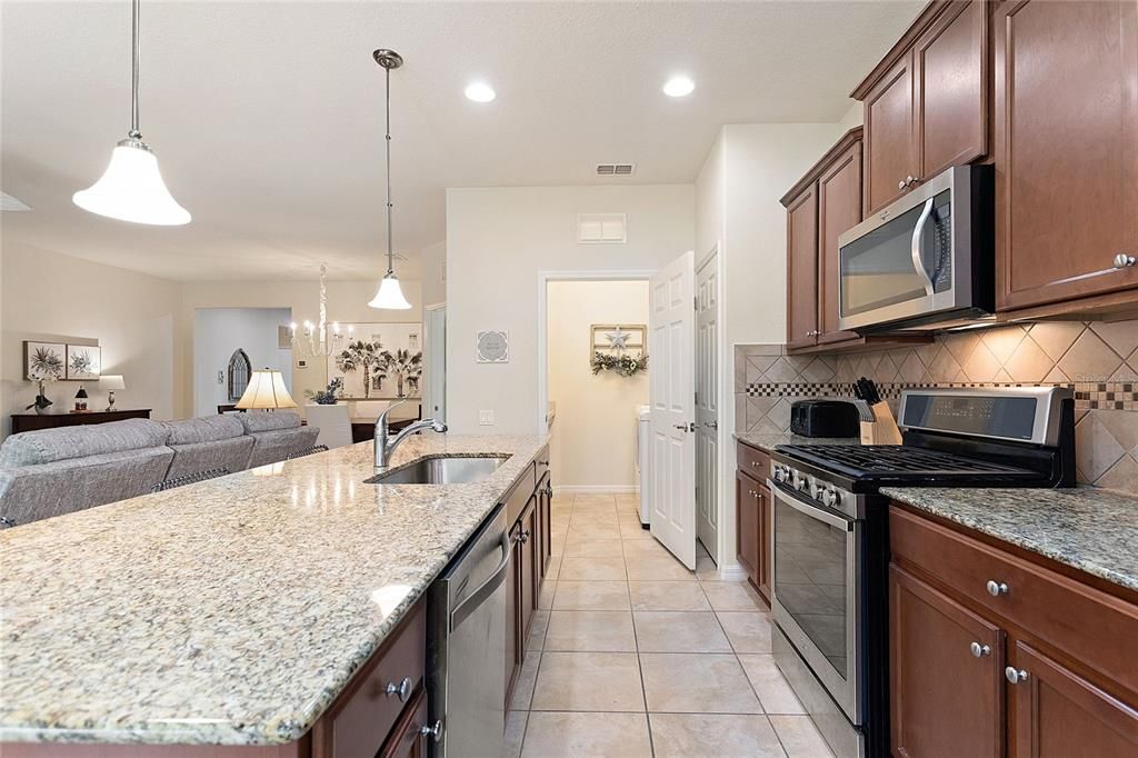 Activo con contrato: $399,900 (3 camas, 2 baños, 2024 Pies cuadrados)