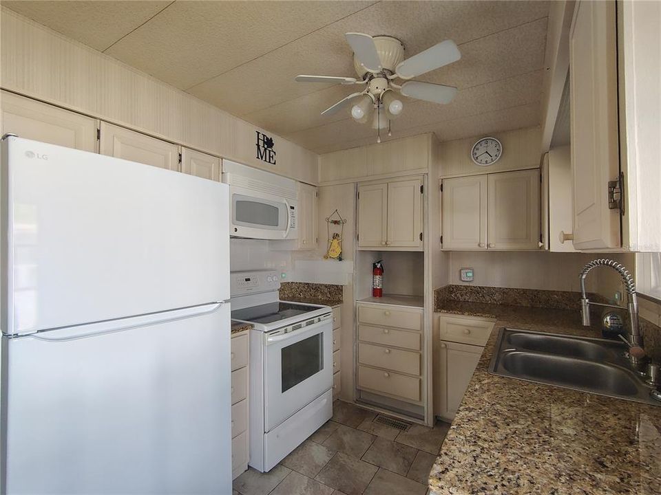 For Rent: $2,000 (2 beds, 2 baths, 960 Square Feet)
