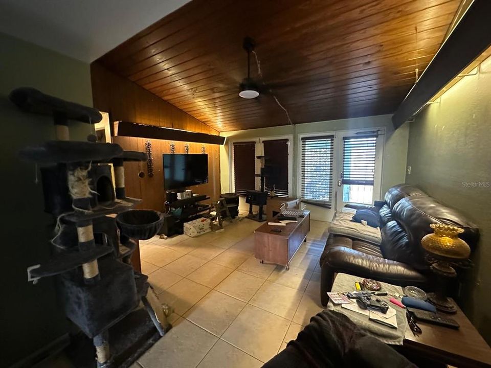Activo con contrato: $275,000 (3 camas, 2 baños, 1001 Pies cuadrados)