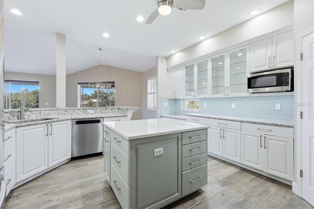 For Sale: $1,895,000 (6 beds, 4 baths, 4433 Square Feet)