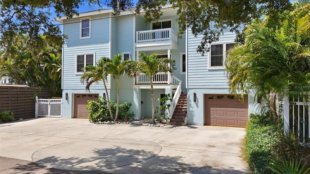 For Sale: $1,895,000 (6 beds, 4 baths, 4433 Square Feet)