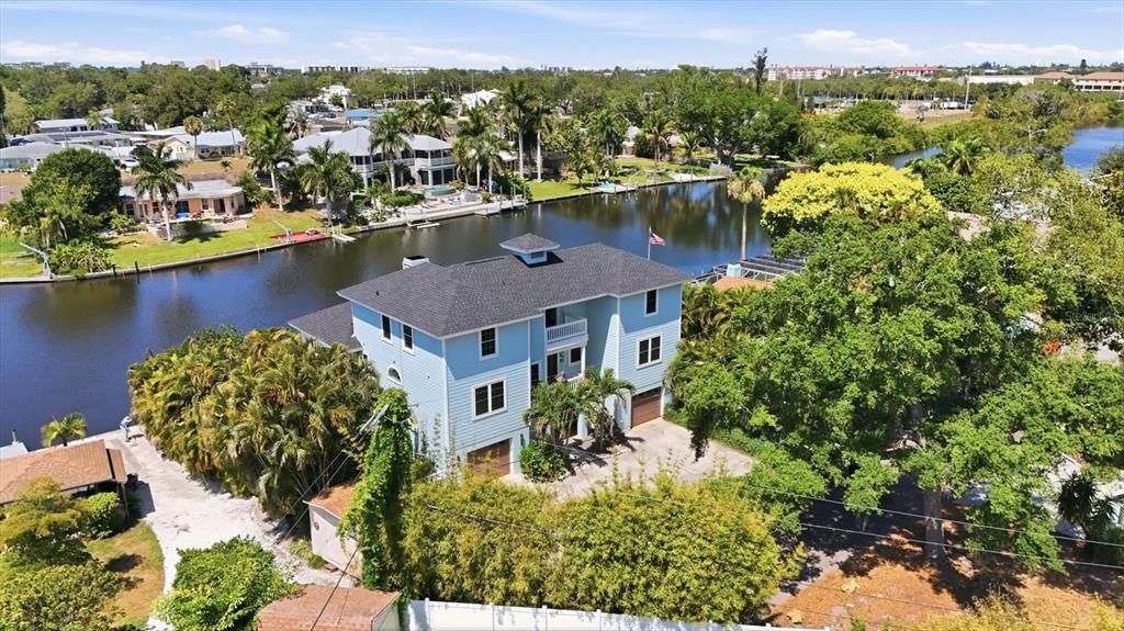 For Sale: $1,895,000 (6 beds, 4 baths, 4433 Square Feet)