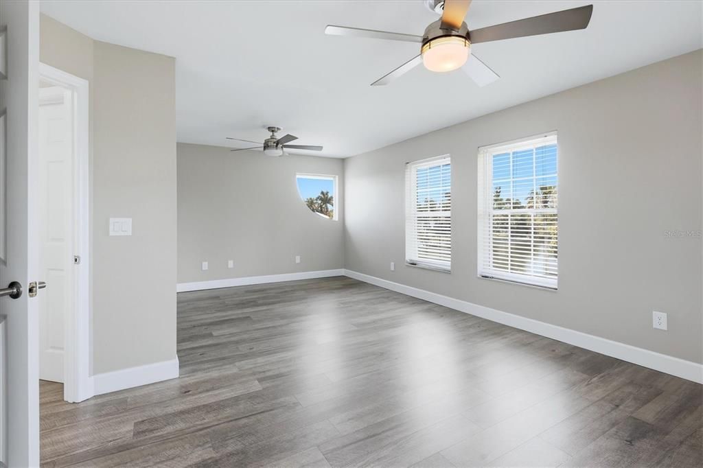For Sale: $1,895,000 (6 beds, 4 baths, 4433 Square Feet)