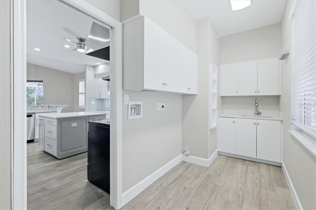 For Sale: $1,895,000 (6 beds, 4 baths, 4433 Square Feet)