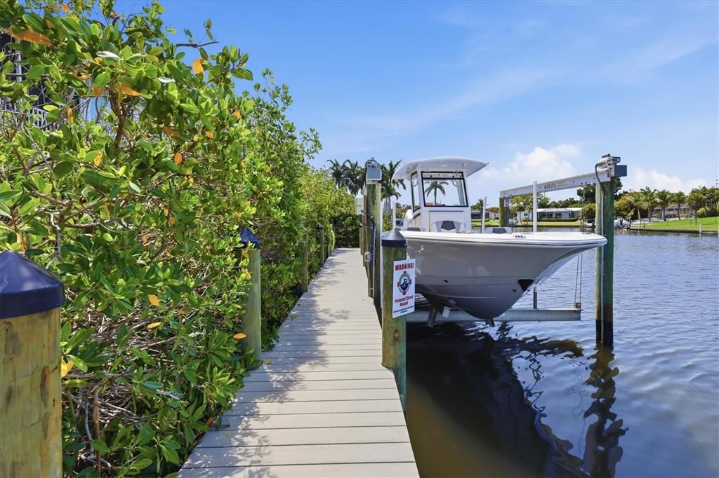 For Sale: $1,895,000 (6 beds, 4 baths, 4433 Square Feet)