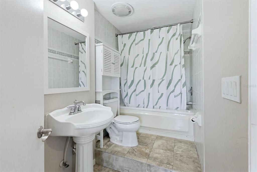 For Sale: $1,895,000 (6 beds, 4 baths, 4433 Square Feet)