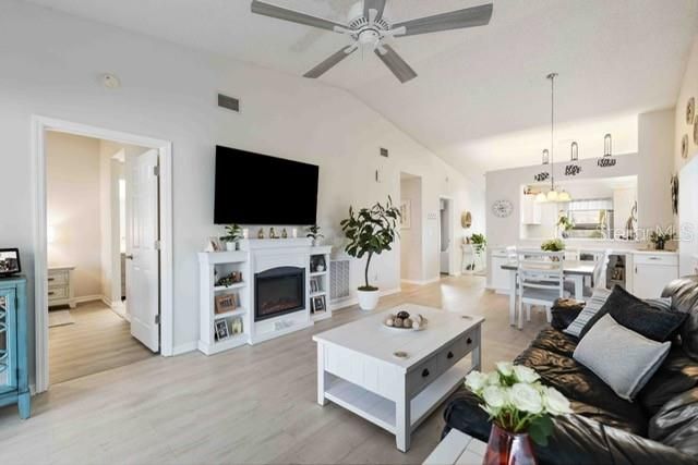 В аренду: $1,950 (2 спален, 2 ванн, 1072 Квадратных фут)