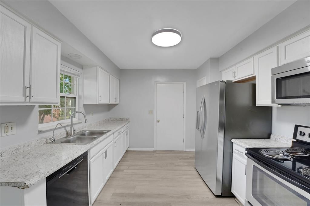 For Sale: $259,000 (3 beds, 2 baths, 1439 Square Feet)