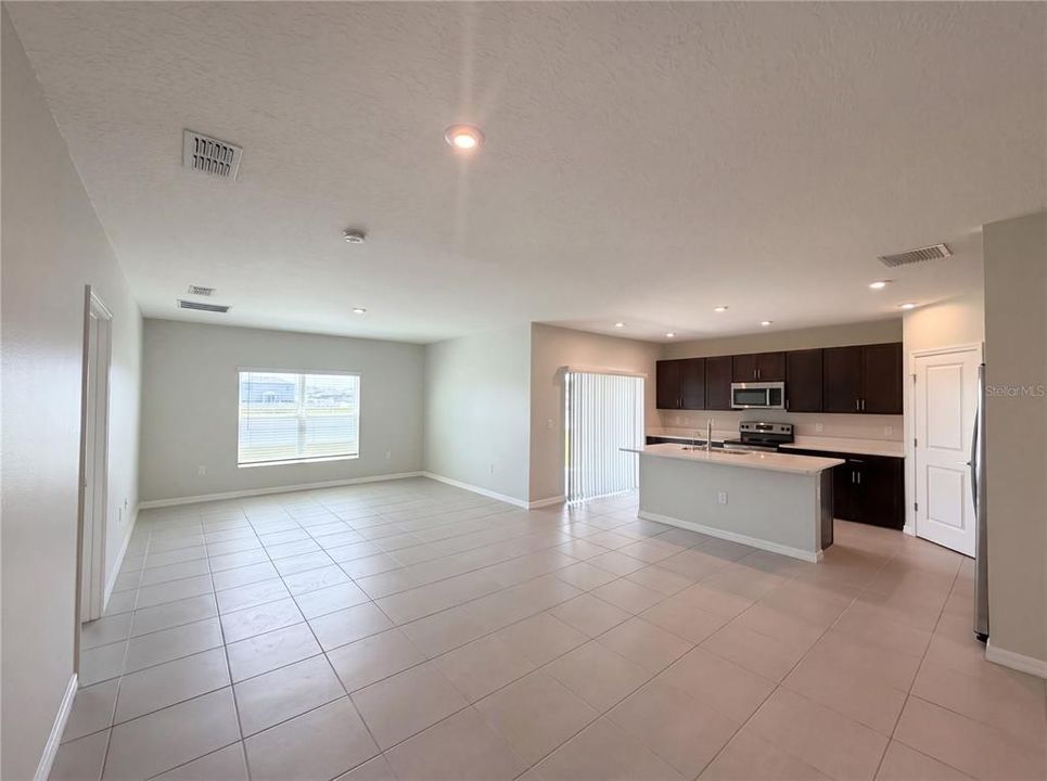 En Venta: $319,000 (4 camas, 2 baños, 1845 Pies cuadrados)