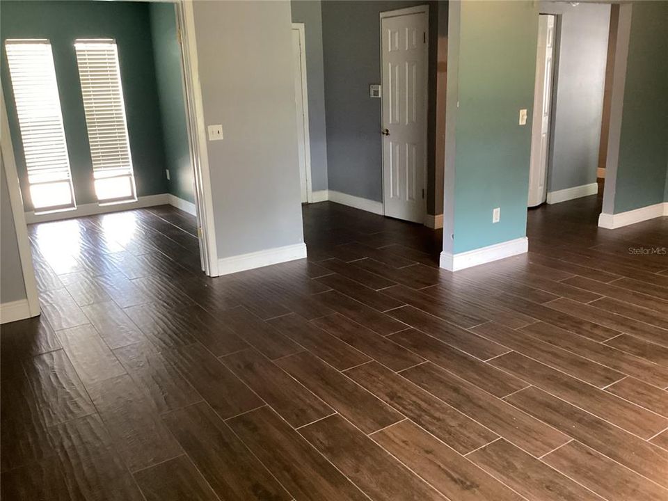 Active With Contract: $385,000 (3 beds, 2 baths, 1600 Square Feet)