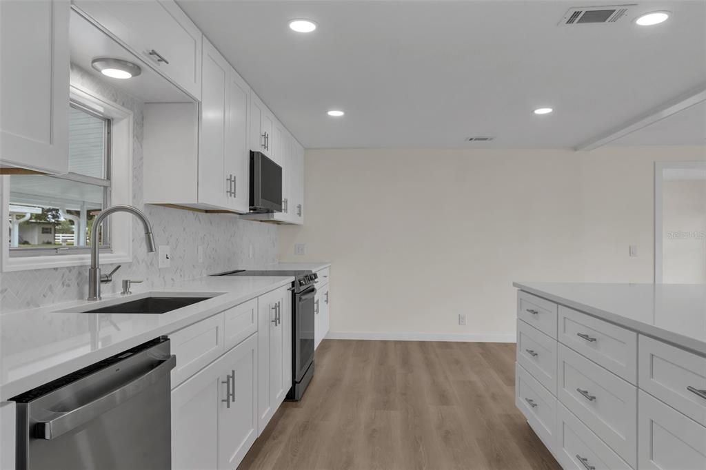 Active With Contract: $249,000 (2 beds, 2 baths, 1420 Square Feet)