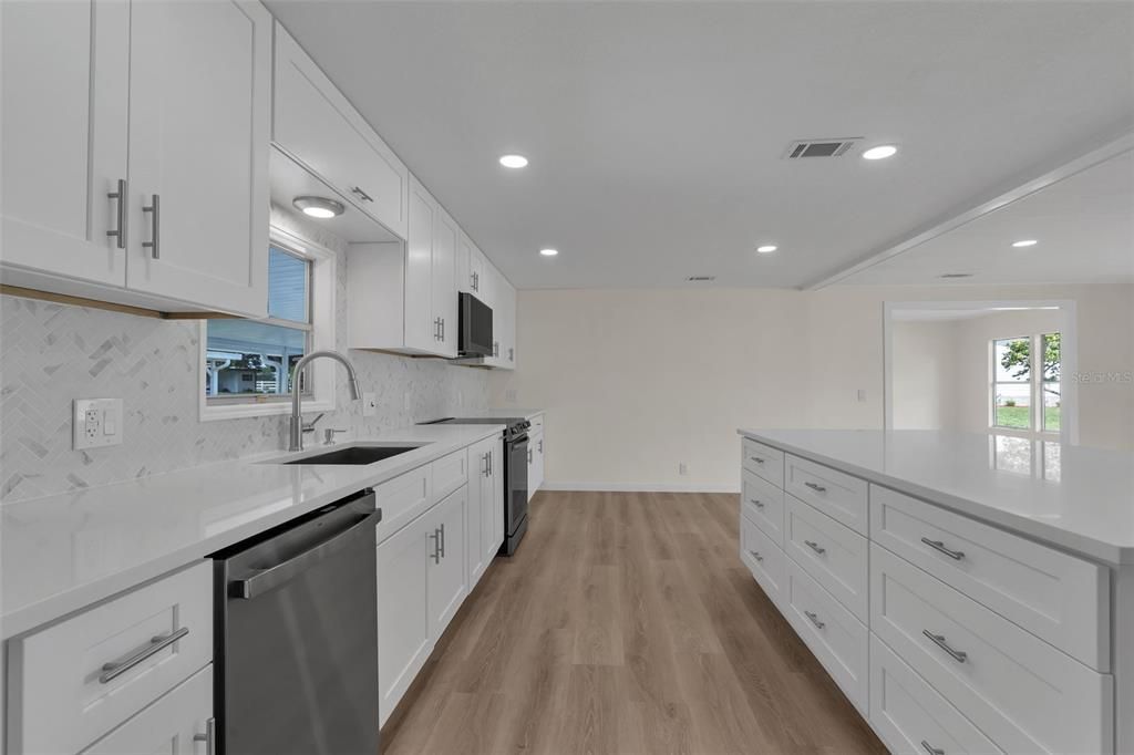 Active With Contract: $249,000 (2 beds, 2 baths, 1420 Square Feet)