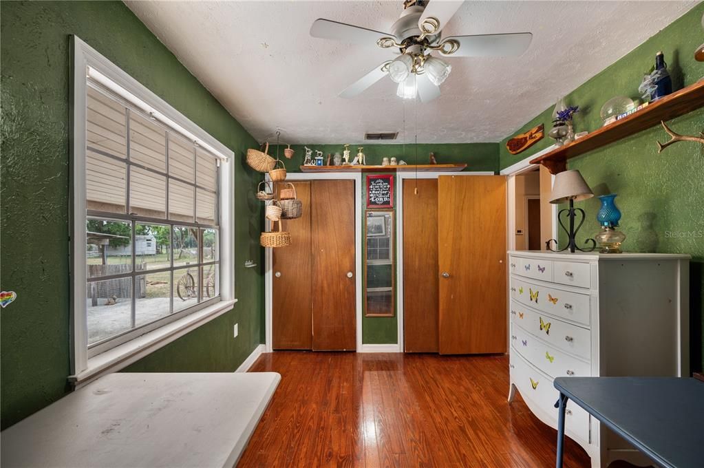 На продажу: $899,900 (2 спален, 1 ванн, 1072 Квадратных фут)