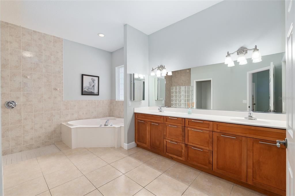 Active With Contract: $589,500 (3 beds, 3 baths, 2482 Square Feet)