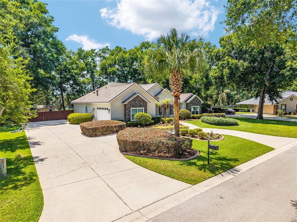 Active With Contract: $589,500 (3 beds, 3 baths, 2482 Square Feet)