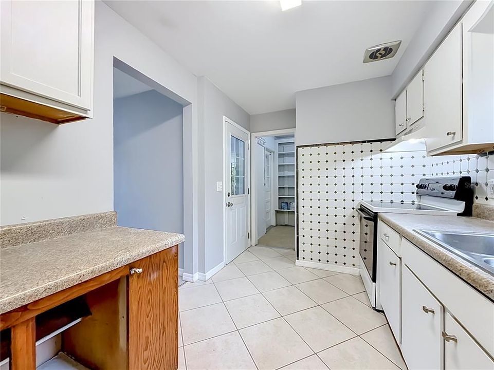 For Sale: $139,000 (1 beds, 1 baths, 859 Square Feet)