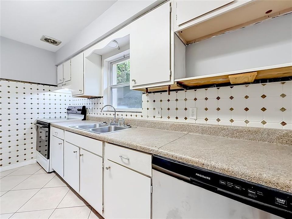 For Sale: $139,000 (1 beds, 1 baths, 859 Square Feet)