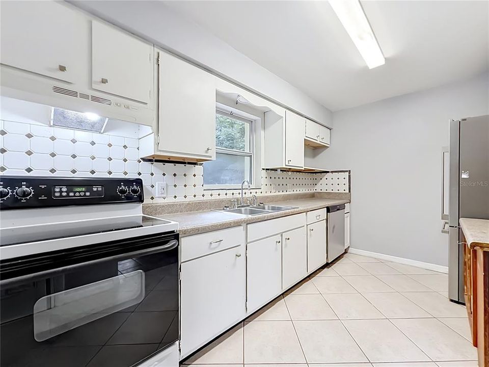 For Sale: $139,000 (1 beds, 1 baths, 859 Square Feet)