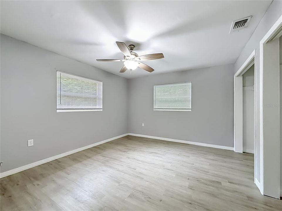 For Sale: $139,000 (1 beds, 1 baths, 859 Square Feet)