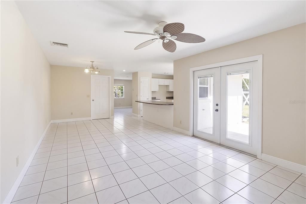 En Venta: $399,000 (4 camas, 2 baños, 1957 Pies cuadrados)