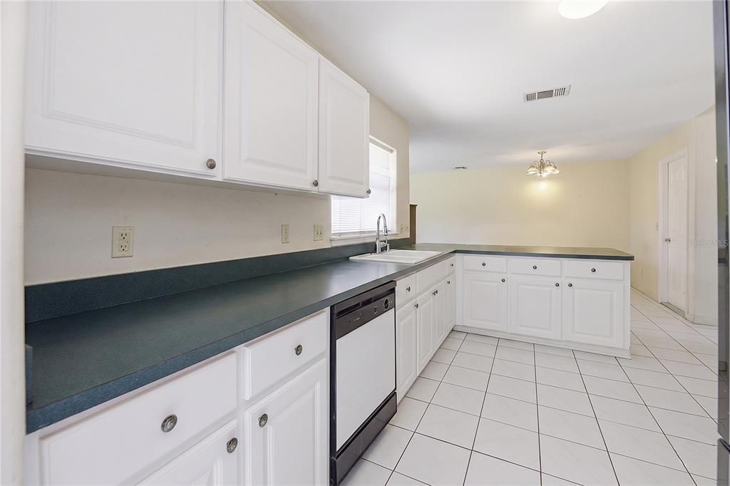 En Venta: $399,000 (4 camas, 2 baños, 1957 Pies cuadrados)