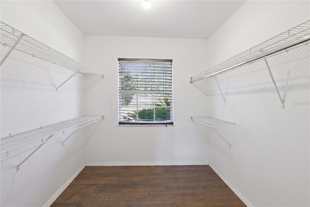 En Venta: $399,000 (4 camas, 2 baños, 1957 Pies cuadrados)