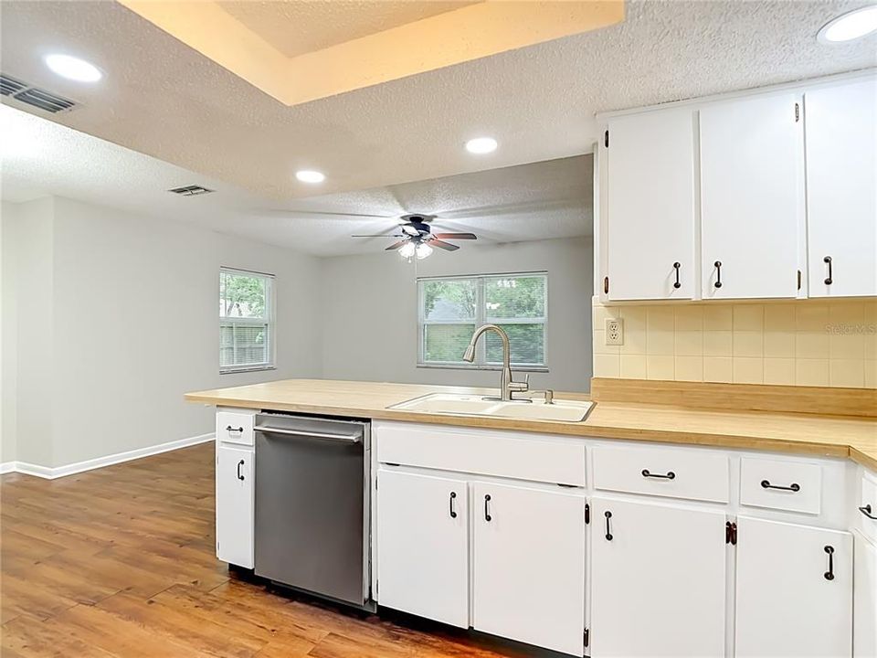 Active With Contract: $257,000 (2 beds, 2 baths, 1318 Square Feet)