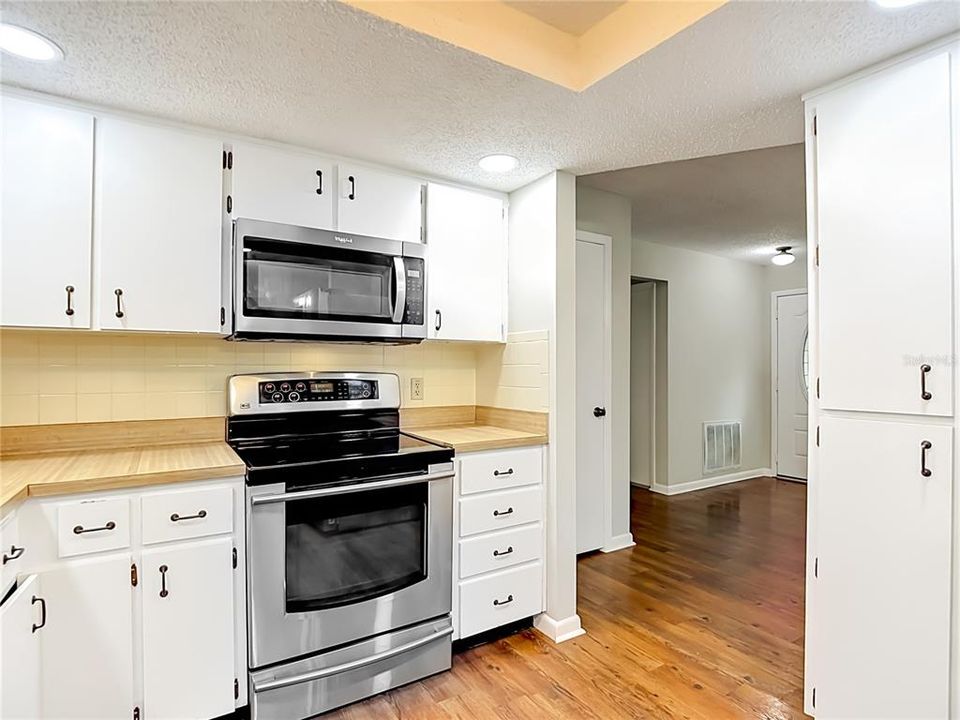 Active With Contract: $257,000 (2 beds, 2 baths, 1318 Square Feet)