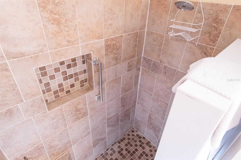 Под контрактом: $299,900 (2 спален, 2 ванн, 1100 Квадратных фут)