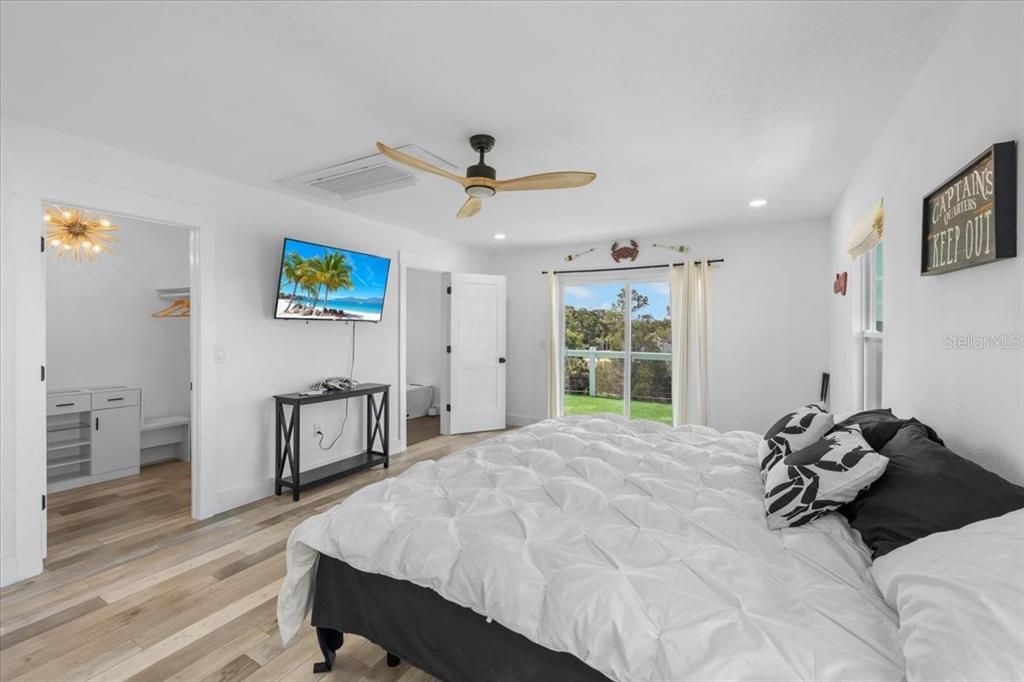 For Sale: $425,000 (2 beds, 2 baths, 1296 Square Feet)