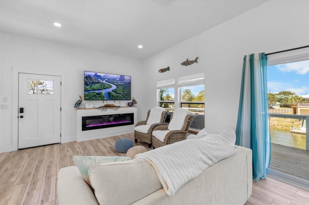 For Sale: $425,000 (2 beds, 2 baths, 1296 Square Feet)